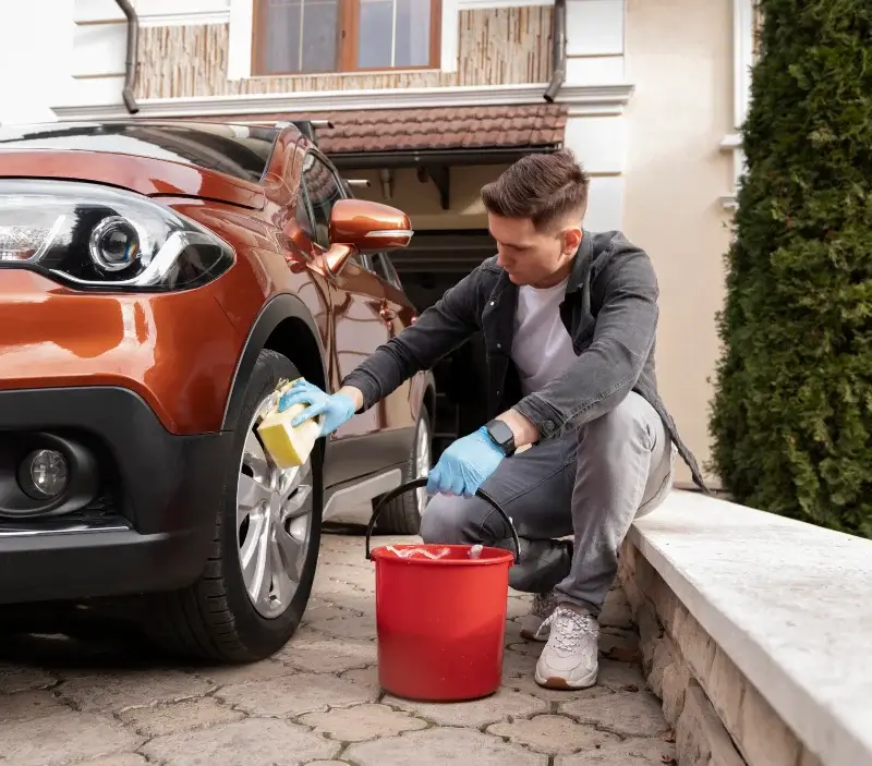 Lavage auto à domicile Gajan : professionnel intervenant sur un véhicule